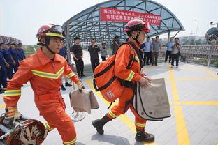 詹姆斯：过去几个月我们外线投篮表现非常出色 但今天就是投不进